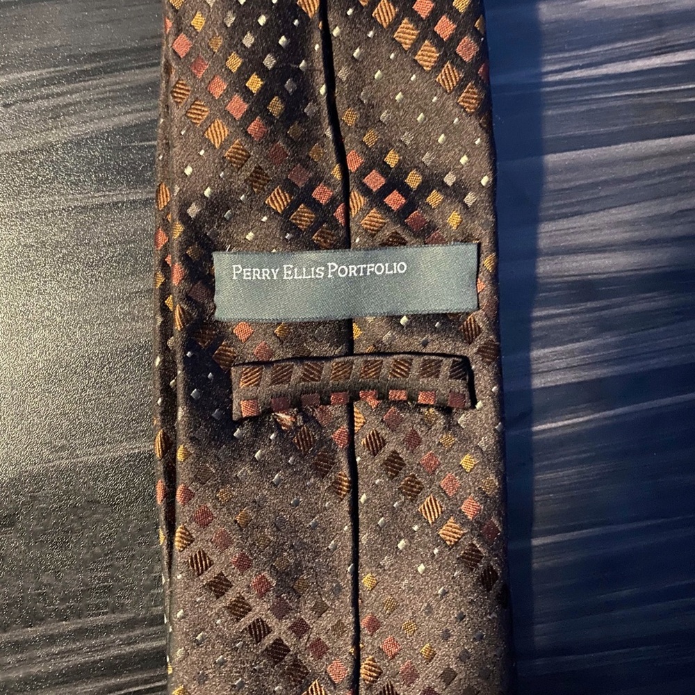 100% Silk Perry Ellis Holographic Brown Tie